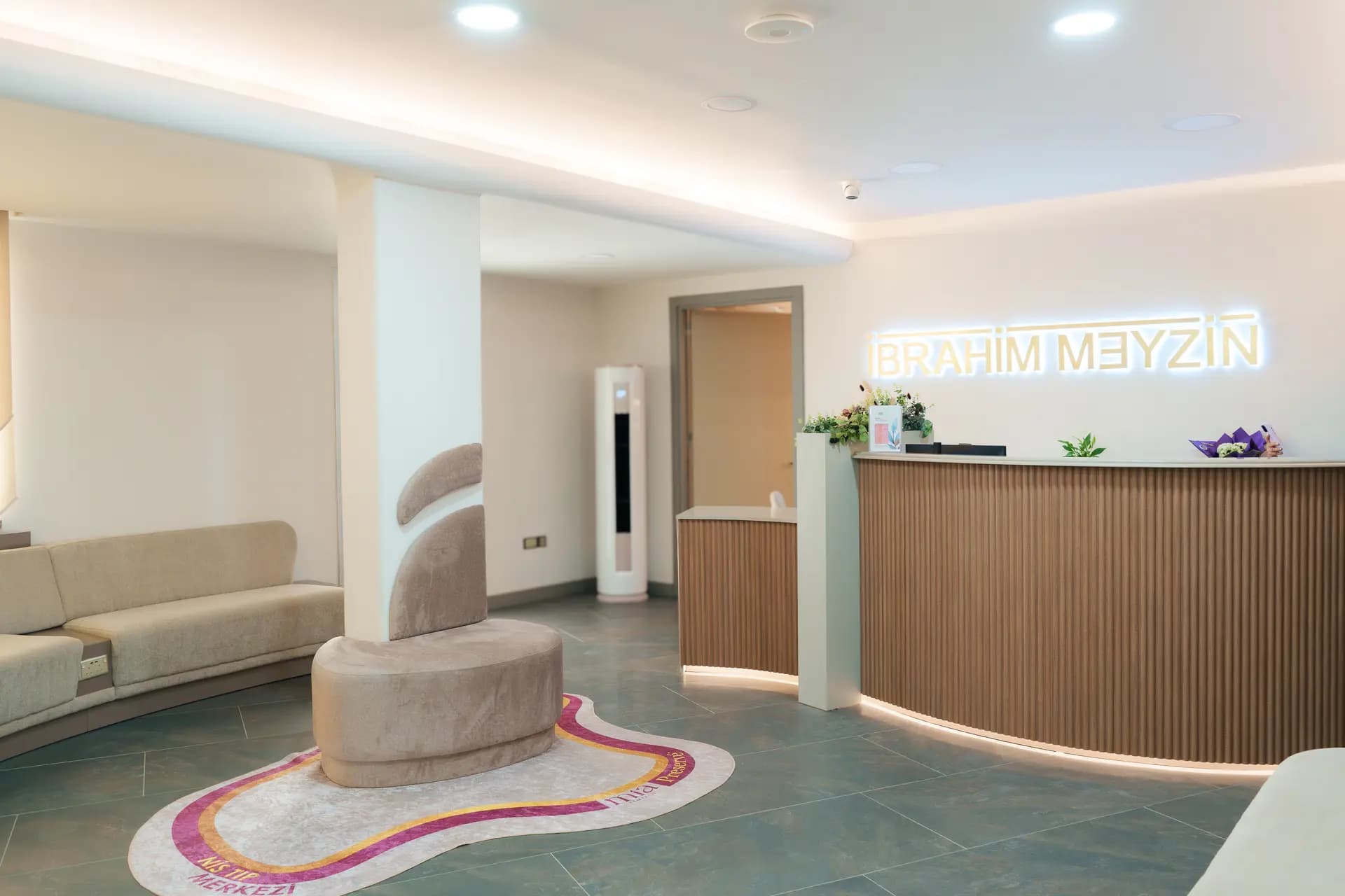 Nis Clinic tedavi odası — modern ve steril estetik uygulama alanı